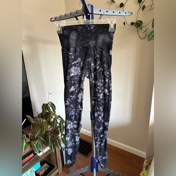 FP Movement tie dye good karma leggings - Picture 3 of 9